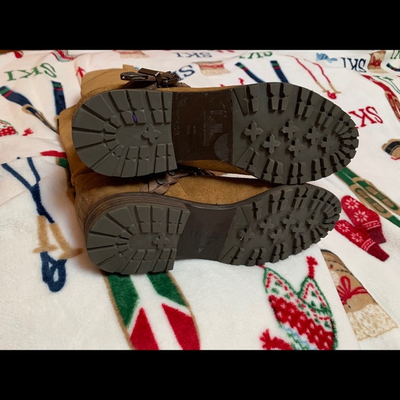 Like new BELLE boots, Size 9B - Picture 2 of 3